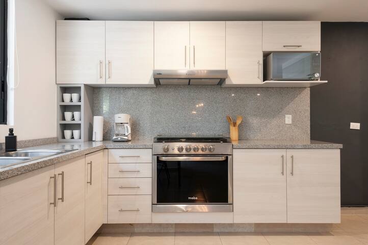 Large 3BR Apartment with exceptional street views gallery image 5