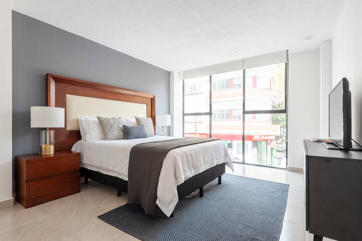 Large 3BR Apartment with exceptional street views gallery image 3