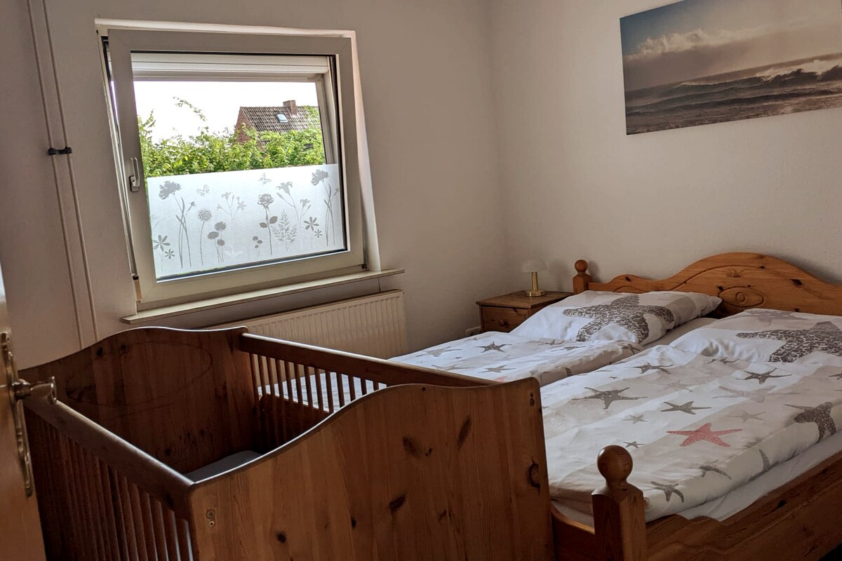 Chumba cha kulala sakafu ya chini ikijumuisha kitanda cha mtoto