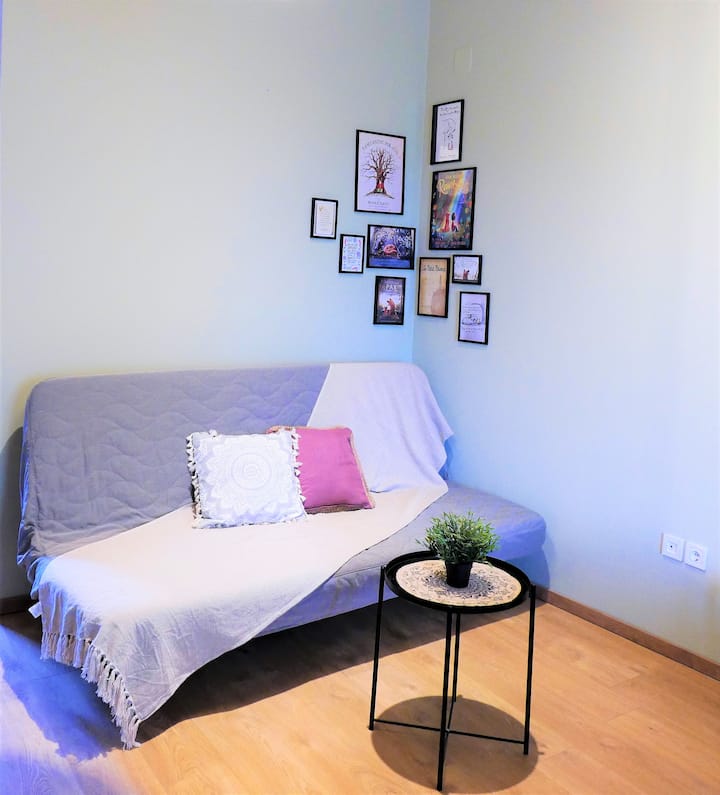 Queen-size sofa bed with... fox-themed stories on the wall