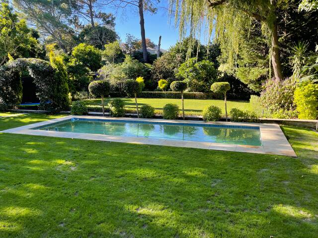 Beautiful family home in Constantia gallery image 2