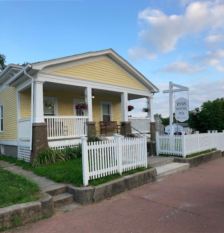 1898 House Inn. Slater, Missouri. Guest Room 2 Bed and breakfasts for