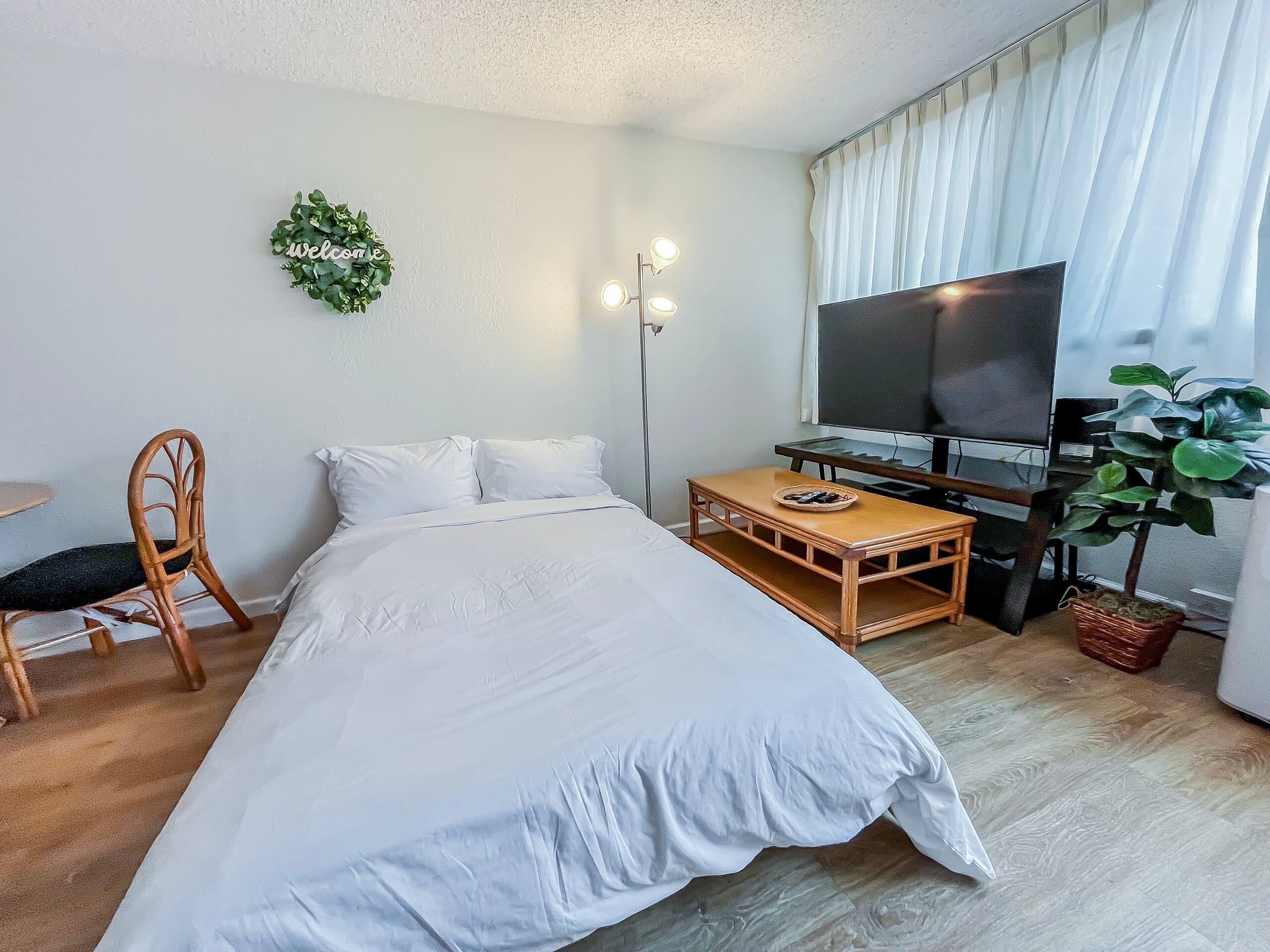 Condo in Honolulu · ★4.74 · 1 bedroom · 3 beds · 1 private bath - Image 7