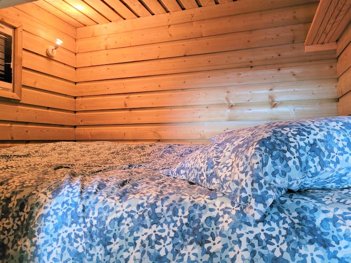 Chambre insolite , bas de plafond
Lit fait à votre arrivée 
Lit 140x190cm 