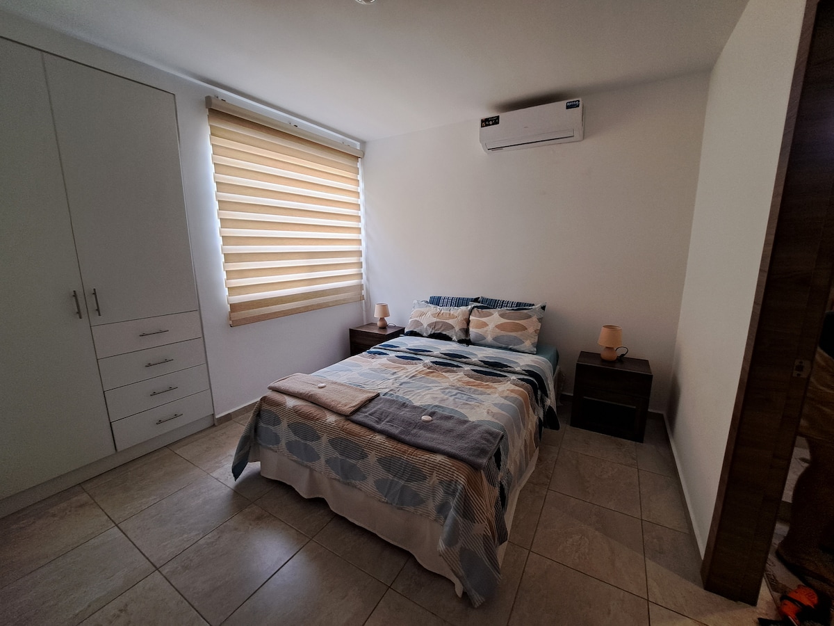 Dvokrevetna soba s bračnim krevetom i klima-uređajem