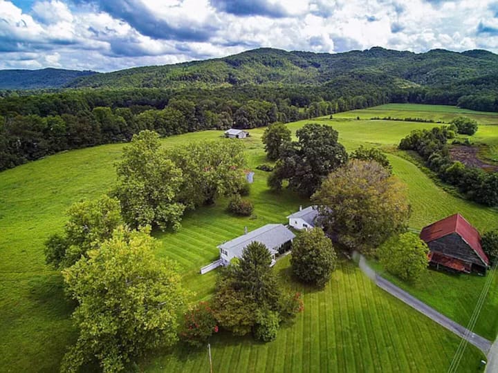 Modern Farmhouse Near Windrock Houses for Rent in Oliver Springs