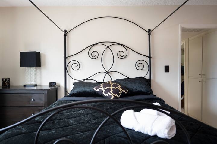 Large Vegas Vacation Home, Centrally Located gallery image 4