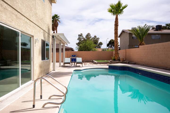 Large Vegas Vacation Home, Centrally Located gallery image 2