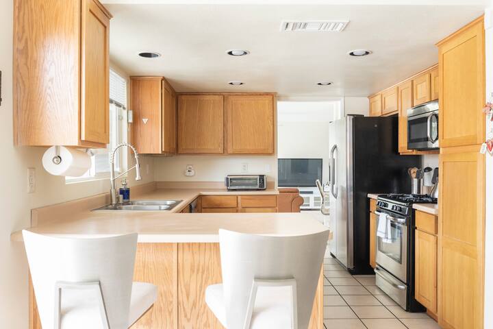 Large Vegas Vacation Home, Centrally Located gallery image 3