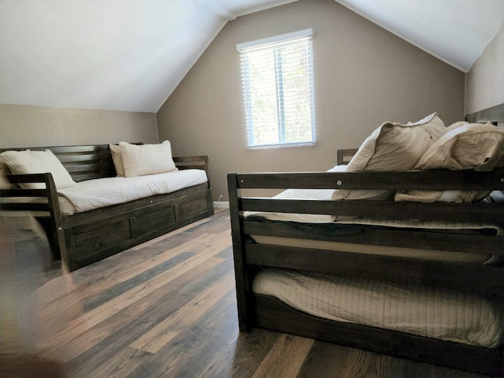 Spavaća soba #4 2 kreveta za 1 osobu s krevetom (Trundles)