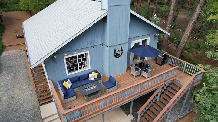 Contemporary cabin at the edge of the Forest!