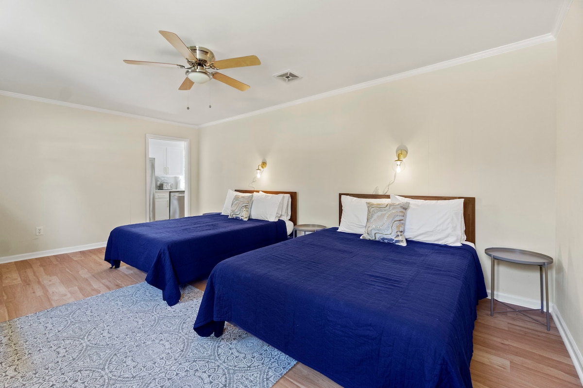 חדר השינה הזה כולל 2 מיטות זוגיות רחבות עם מצעים איכותיים.