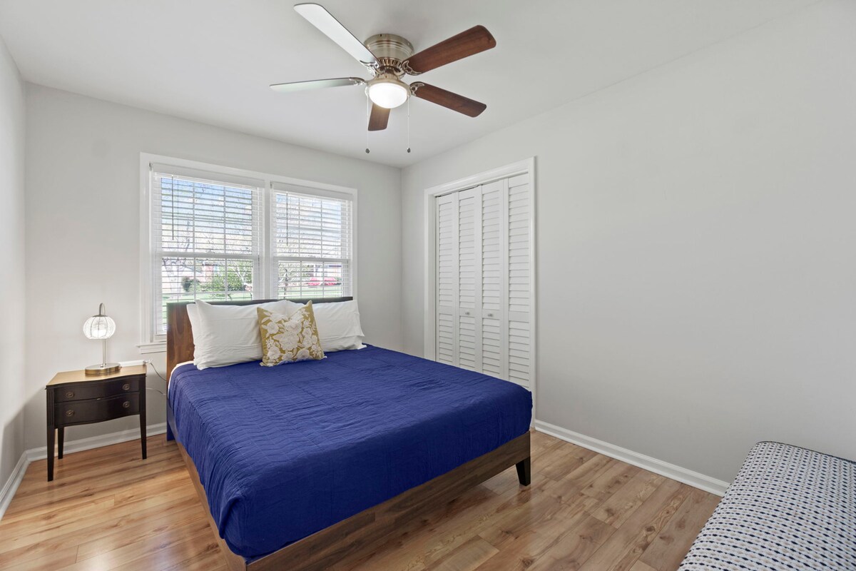 חדר השינה הזה כולל מיטת קווין סייז נוחה ויוקרתית, ארון וספסל.