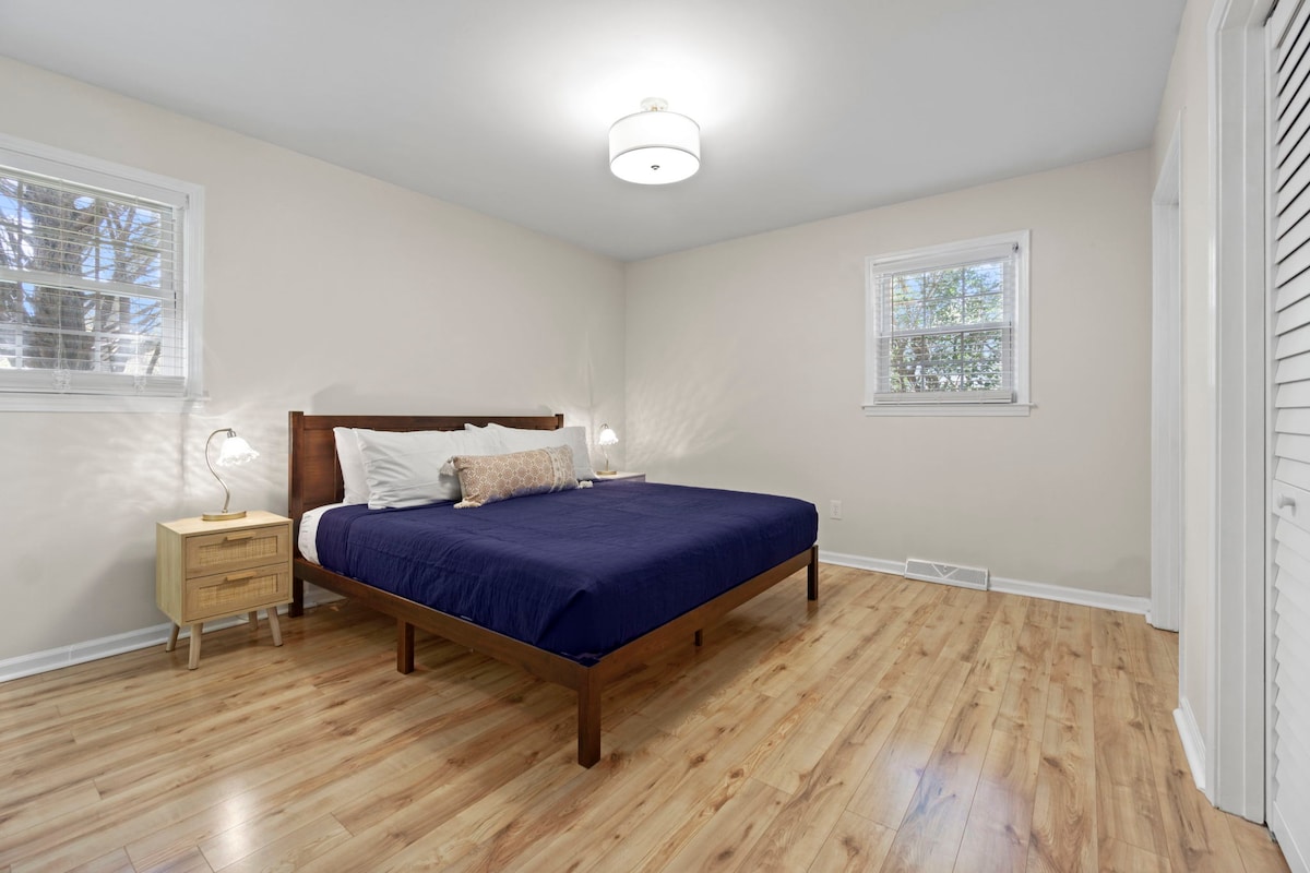 חדרי השינה המרווחים האלה כוללים ארון גדול ומיטת קינג סייז עם מצעים יוקרתיים.