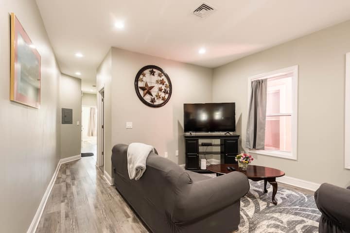 A Convenient Apartment In Downtown Somerville - Somerville, NJ