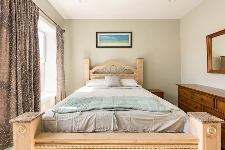 Main Bedroom with comfortable Queen size bed.