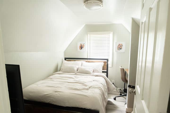 سرير كامل ، مكتب مع كرسي ، منطقة خزانة ، تلفزيون. 