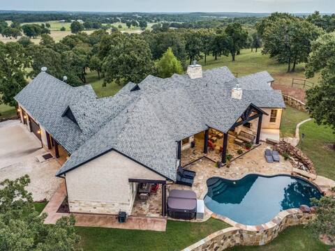 Hilltop Ranch House - Holiday & Family Destination