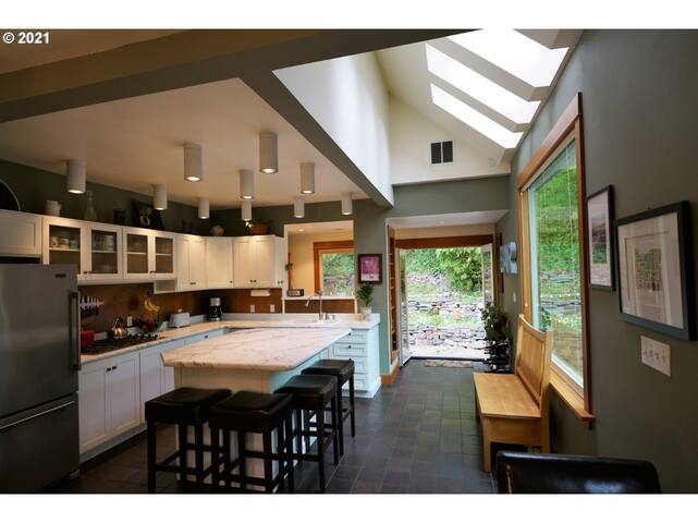 Rare & lush 2 BR in heart of the city!