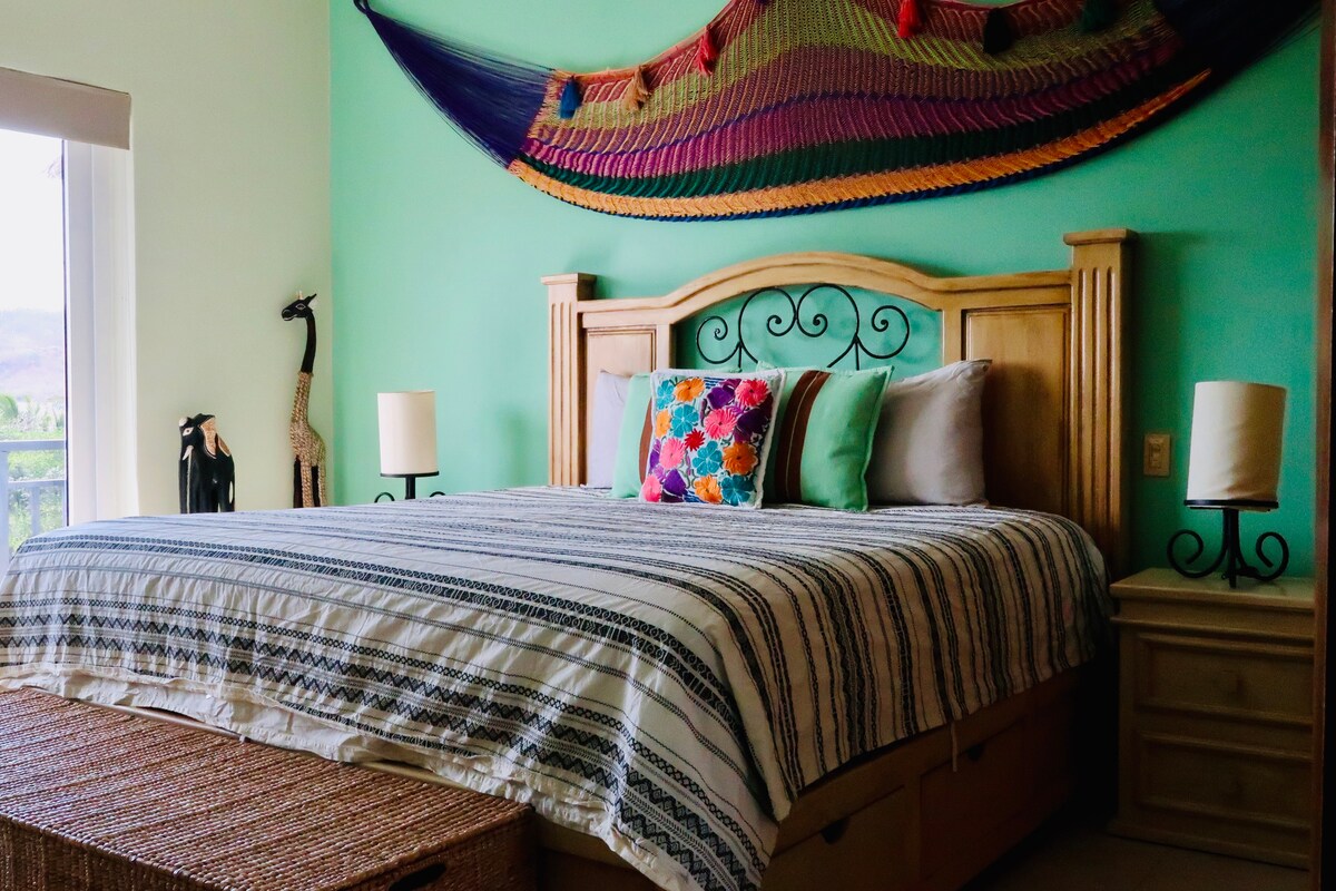 ห้องนอนพร้อมเตียงคิงไซส์