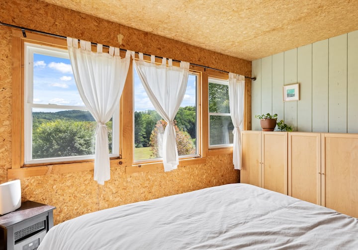 chumba cha kulala cha mbao 7 w queen kitanda na mtazamo wa kuvutia