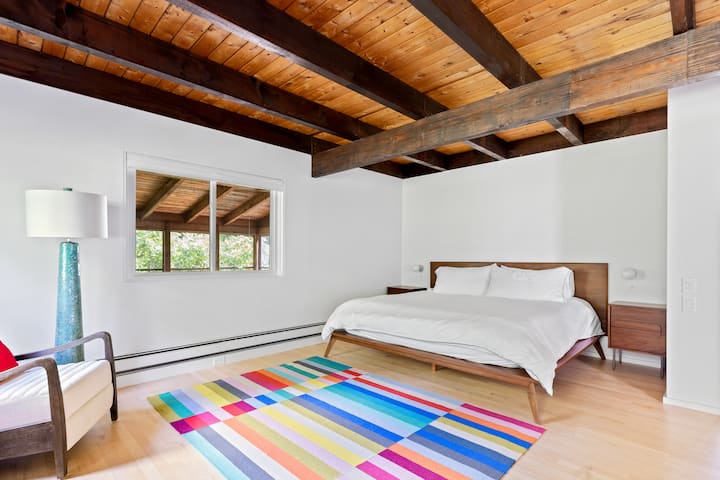 chumba cha kulala cha msingi w ensuite bath