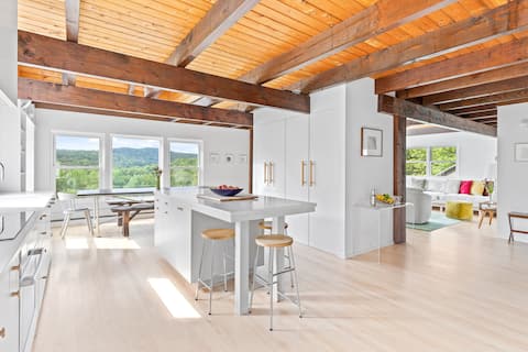 Stunning Hilltop Getaway- Recreational Paradise