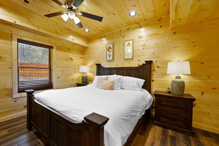 Lit King Size et salle de bain attenante au rez-de-chaussée