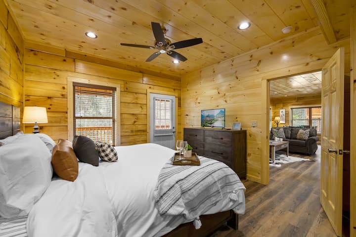 Lit King Size et salle de bain attenante au rez-de-chaussée