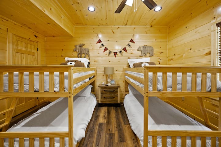 Deux ensembles de lits superposés pour que les enfants puissent profiter de leur temps