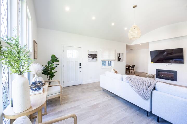 Luxury home in the heart of LA! gallery image 3