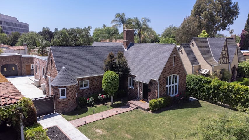 Luxury home in the heart of LA! gallery image 2