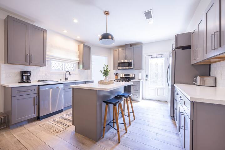 Luxury home in the heart of LA! gallery image 5