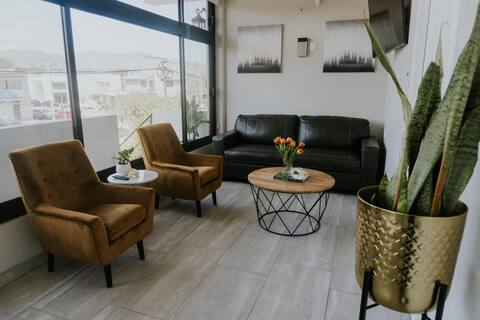 Lovely Luxury Modern 2 bedroom condo downtown