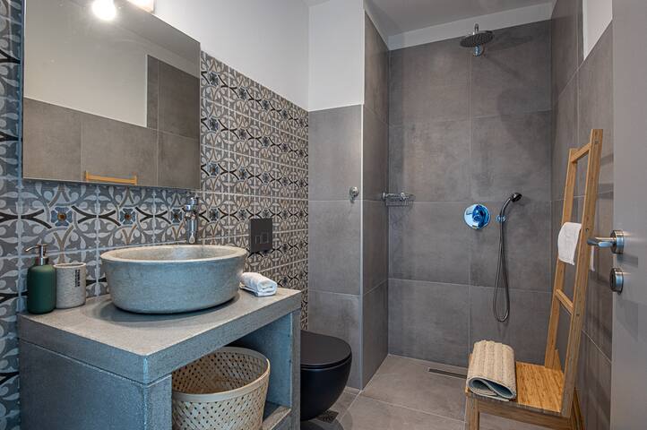 Bella Estate , 6 bed , sea view, heated pool gallery image 4