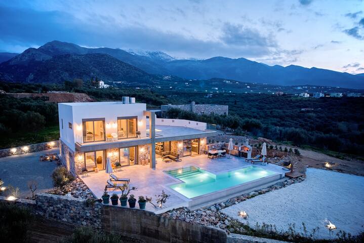 Bella Estate , 6 bed , sea view, heated pool gallery image 2