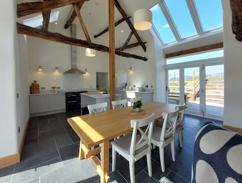 Modern and spacious cottage overlooking Bala Lake