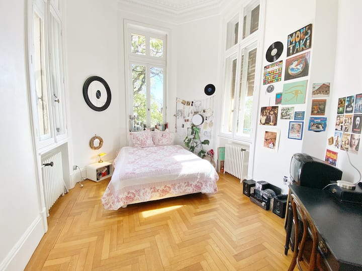 Chambre parentale avec grand lit double , grande hauteur sous plafond, 3 grandes fenêtres, dressing.