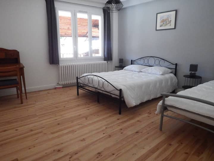 Dormitorio 1 en el primer piso con ropa de cama nueva