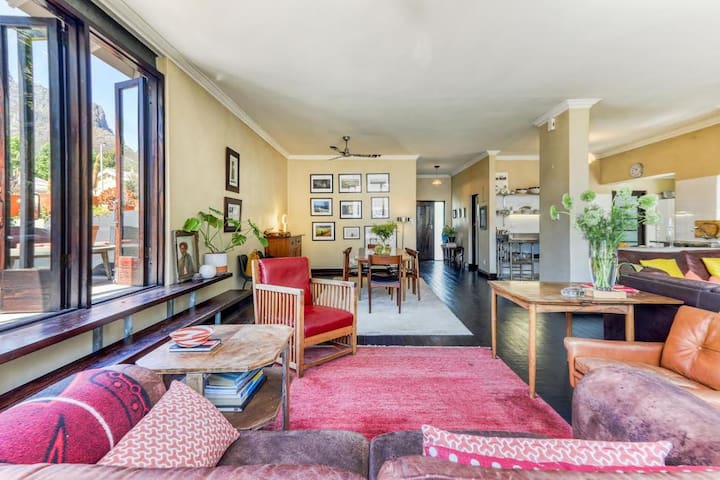 Spacious 4 Bedroom Terraced House with 🏔 Views gallery image 2