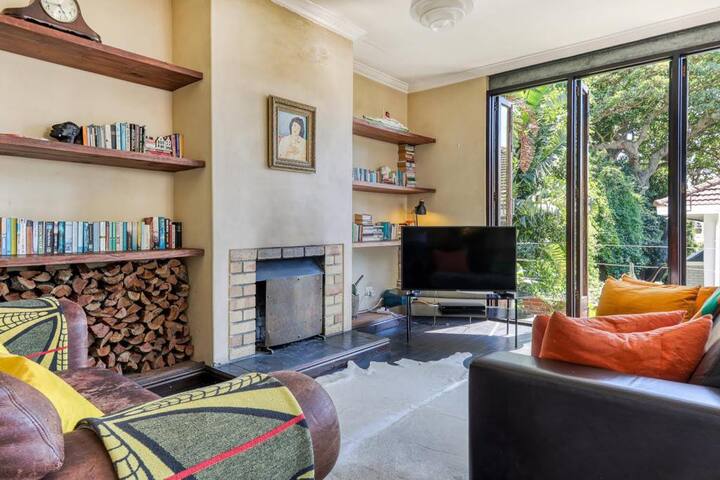 Spacious 4 Bedroom Terraced House with 🏔 Views gallery image 5