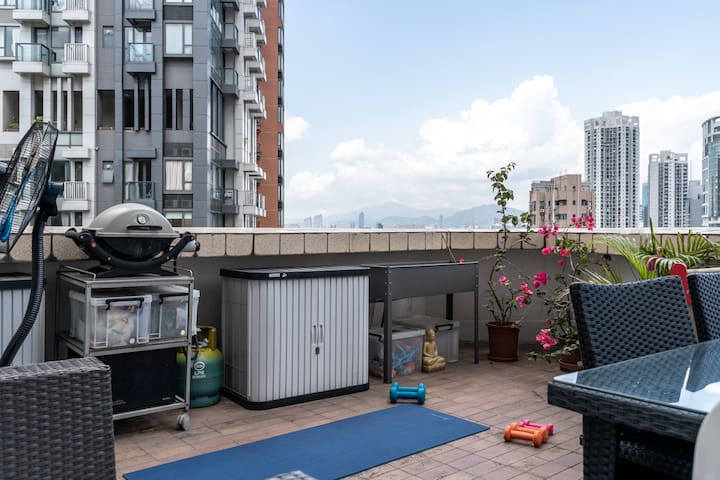 Large 3 bedroom designer apartment, huge terrace gallery image 3