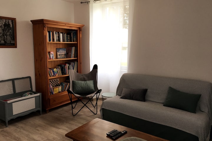 小客厅、游戏室和电视