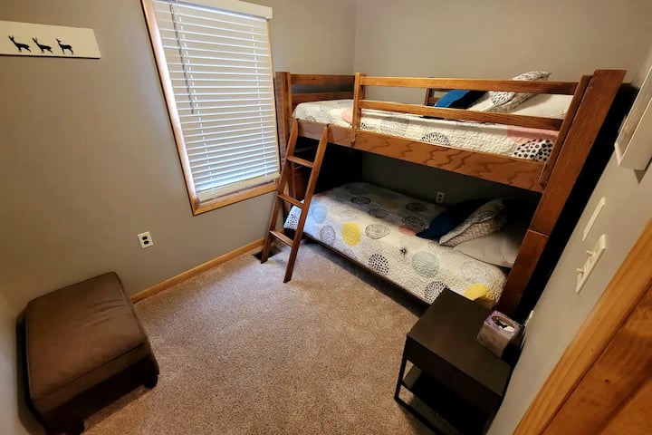 Détendez-vous dans votre chambre privée confortable, dotée de lits superposés robustes parfaits pour votre groupe. Détendez-vous après avoir exploré; votre retraite confortable vous attend!