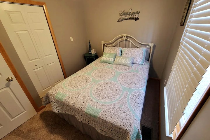 Détendez-vous dans votre chambre accueillante et calme dotée d'un lit queen confortable avec une literie médaillon sereine, une table de chevet et un accès facile au placard pour votre escapade parfaite. Profitez de votre retraite privée !