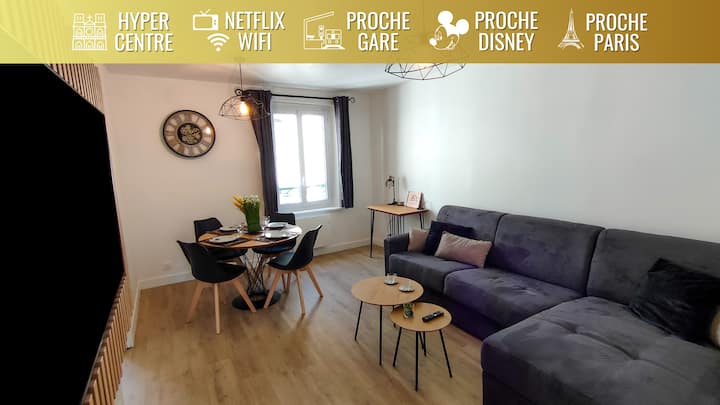 Светлата и уютна всекидневна с кът за отдих, трапезария и офис зона: всичко е там за приятен престой