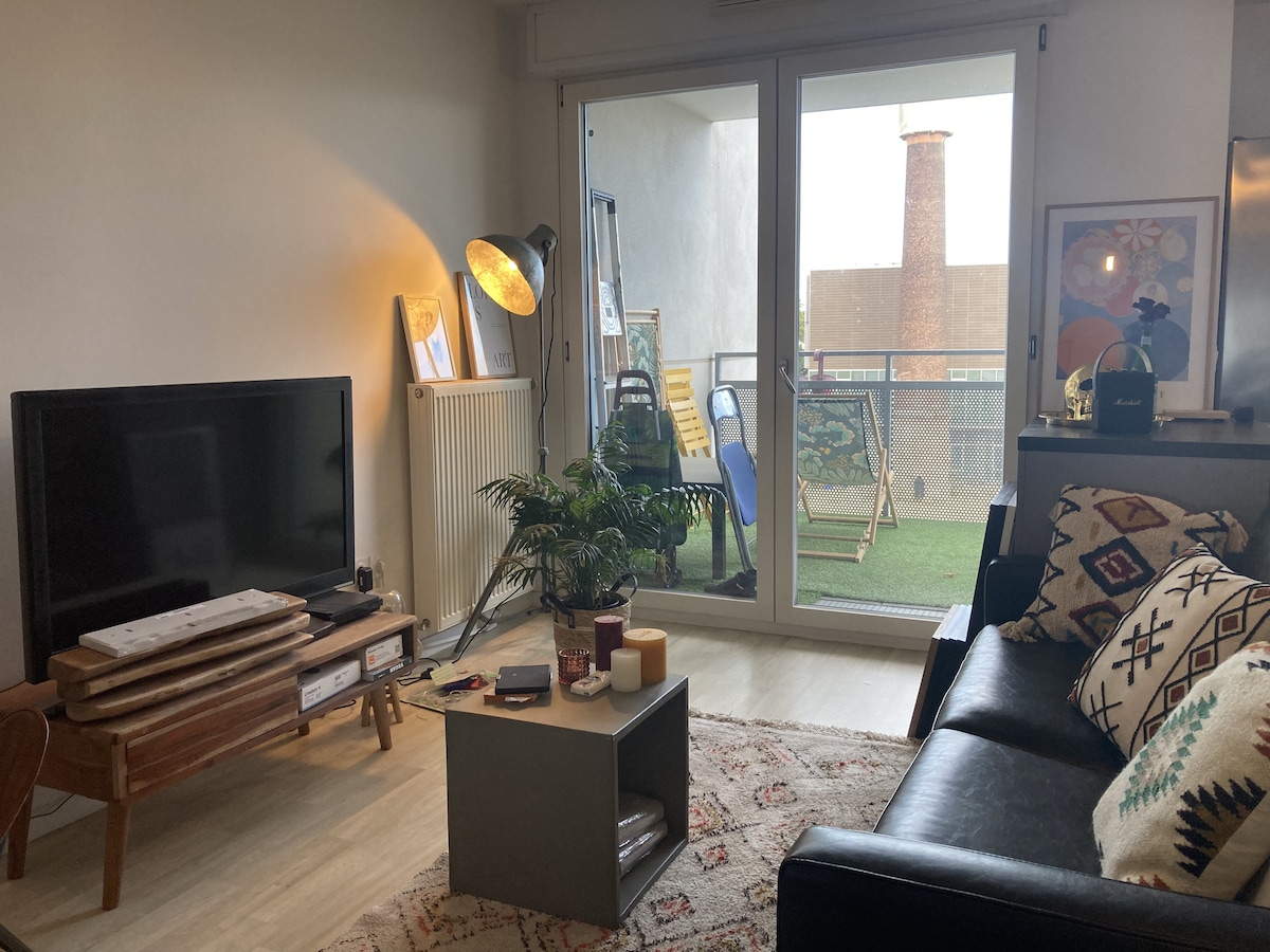Airbnb performant: Entire cosy flat closed Paris 13th - w big balcony à Ivry Sur Seine