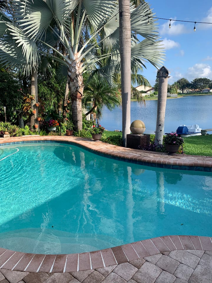 Comfortable 2 BR, 2 Bath home on a lake with pool Houses for Rent in Davie, Florida, United