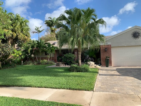 Comfortable 2 BR, 2 Bath home on a lake with pool