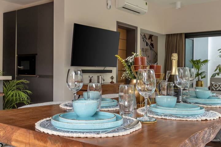 Dining table details